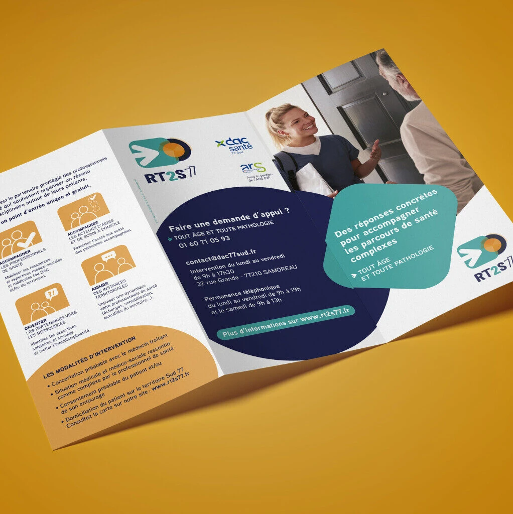 Mockup présentant l'association RT2S77 sur un dépliant.
