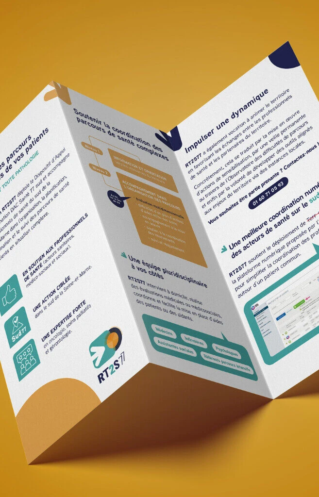 Mockup présentant l'association RT2S77 sur un dépliant.