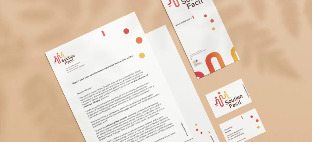 Mockup présentant l'identité visuelle de l'association Soutien Facil sur éléments de papeterie.